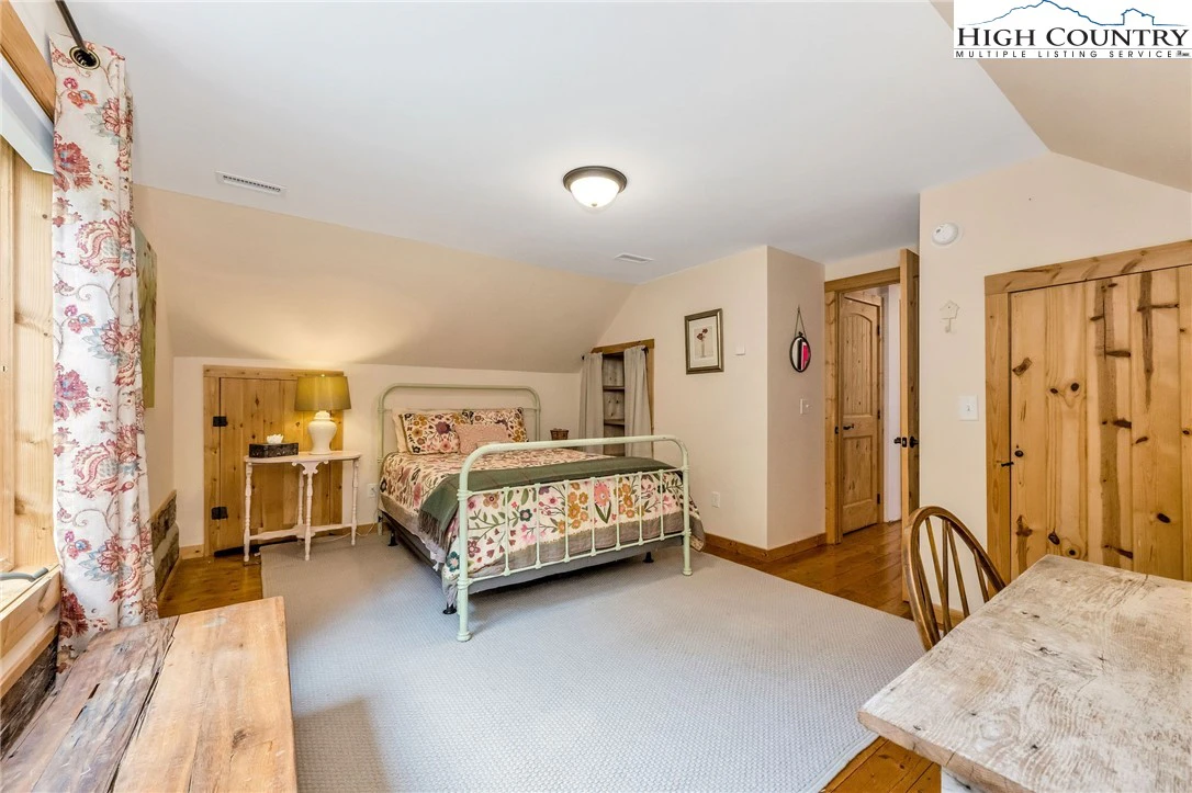 Image number 10 for the current listing
