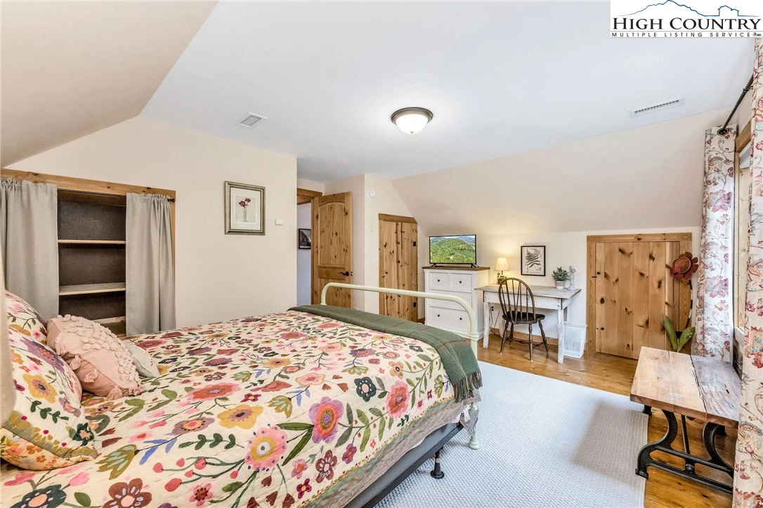 Image number 11 for the current listing