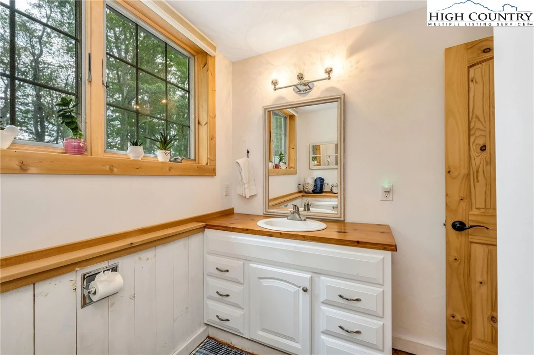 Image number 2 for the current listing