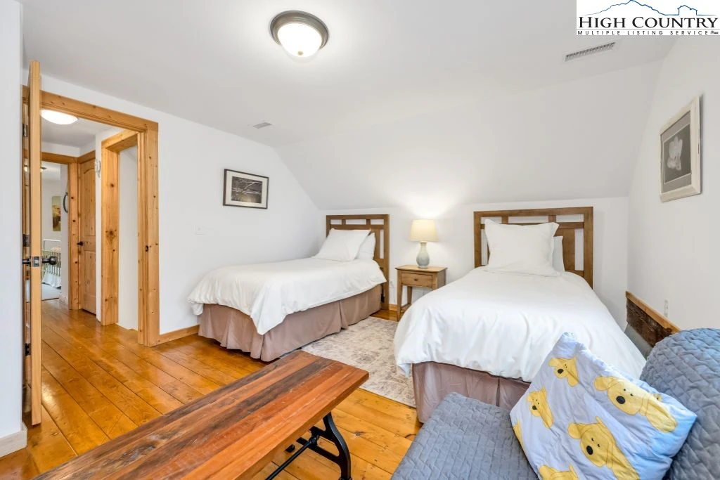 Image number 2 for the current listing