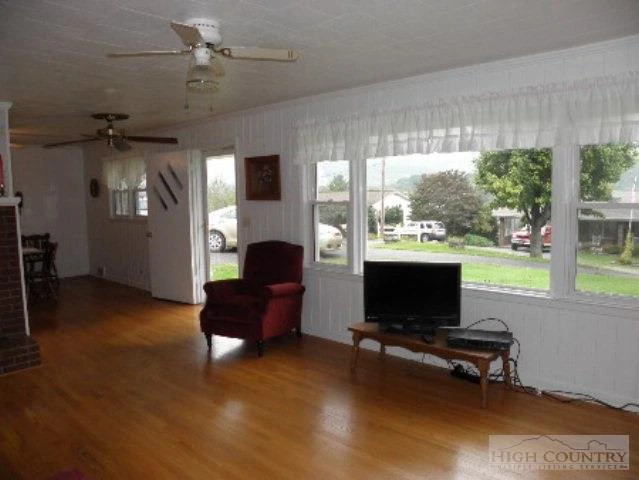 Image number 9 for the current listing