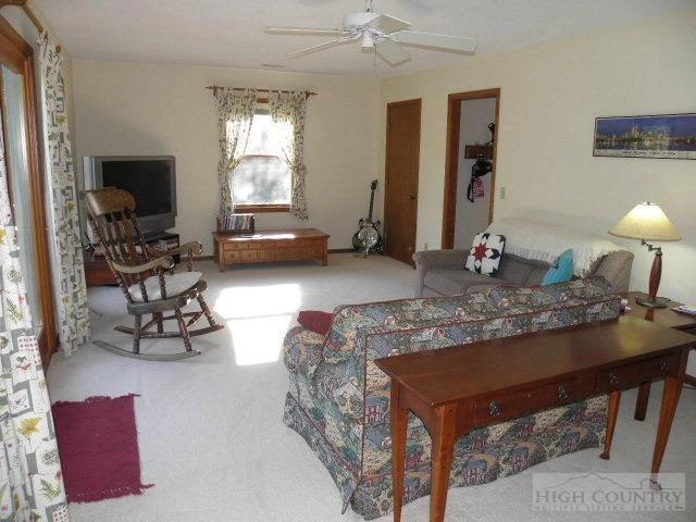 Image number 8 for the current listing