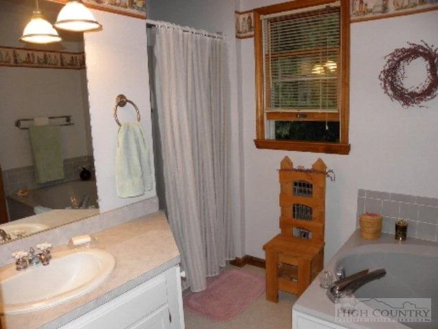 Image number 19 for the current listing