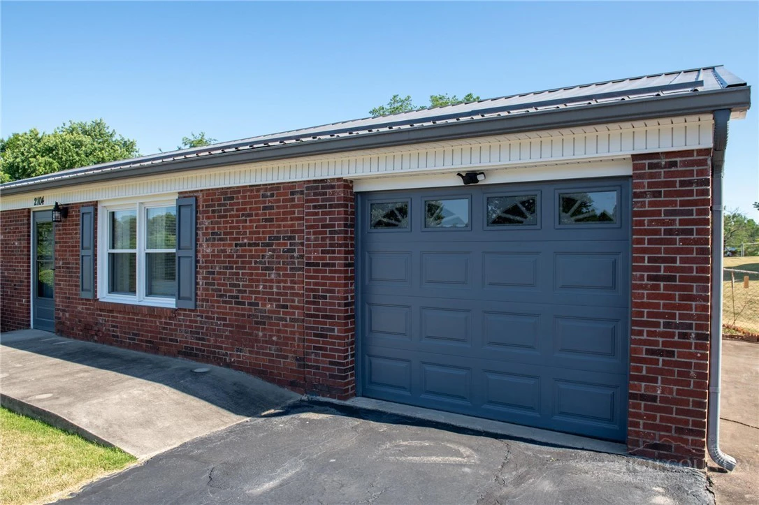 Image number 4 for the current listing
