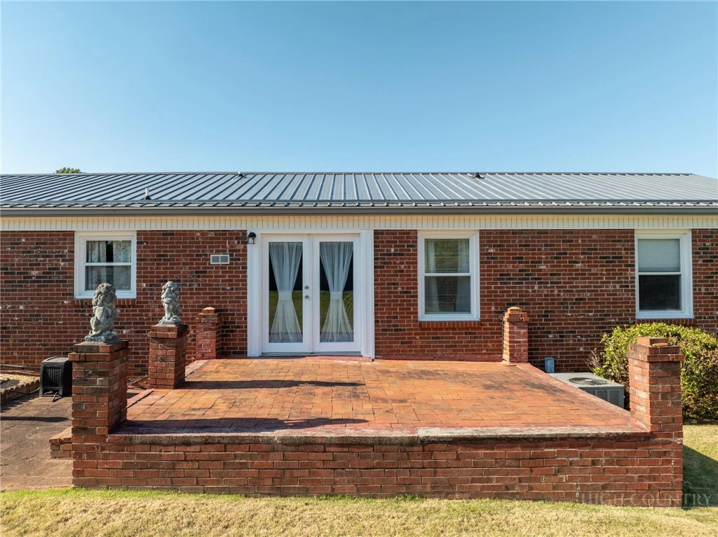 Image number 11 for the current listing