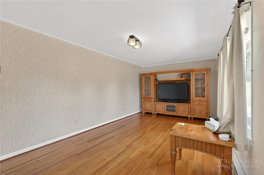 Image number 13 for the current listing