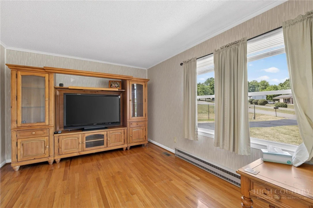 Image number 14 for the current listing