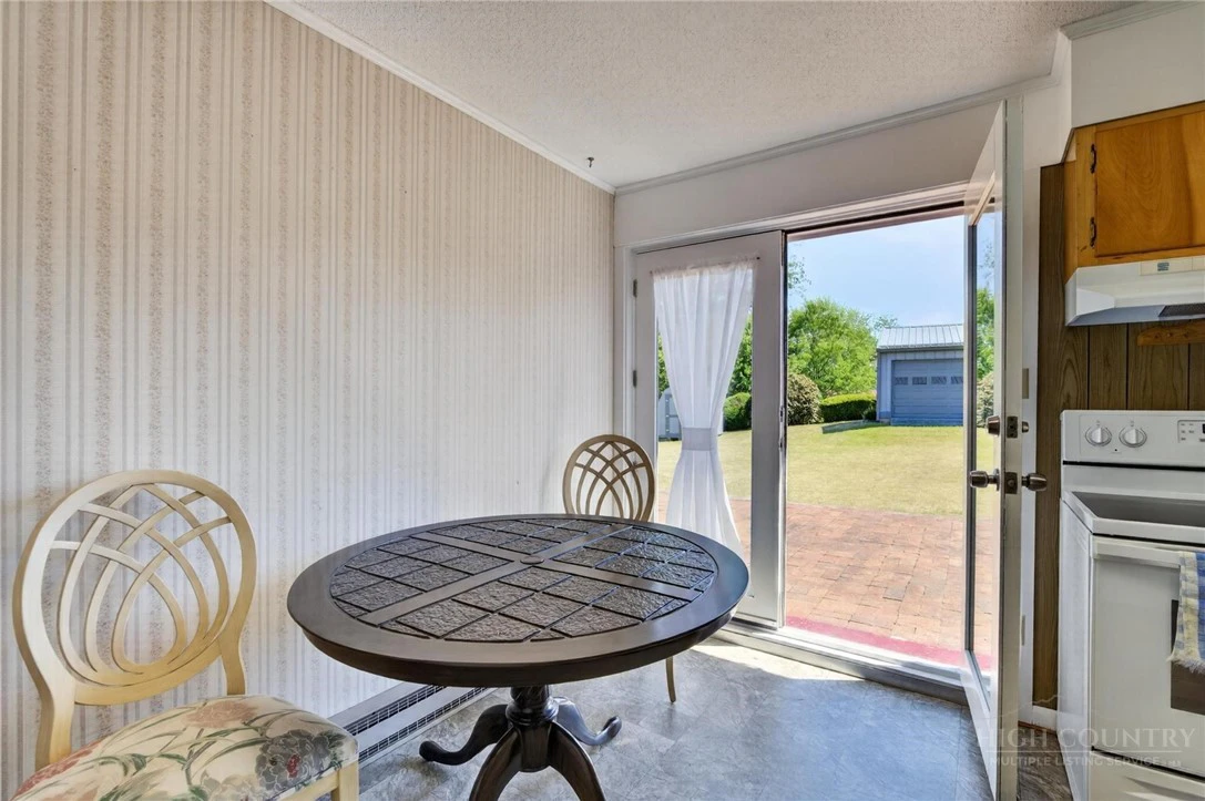 Image number 21 for the current listing