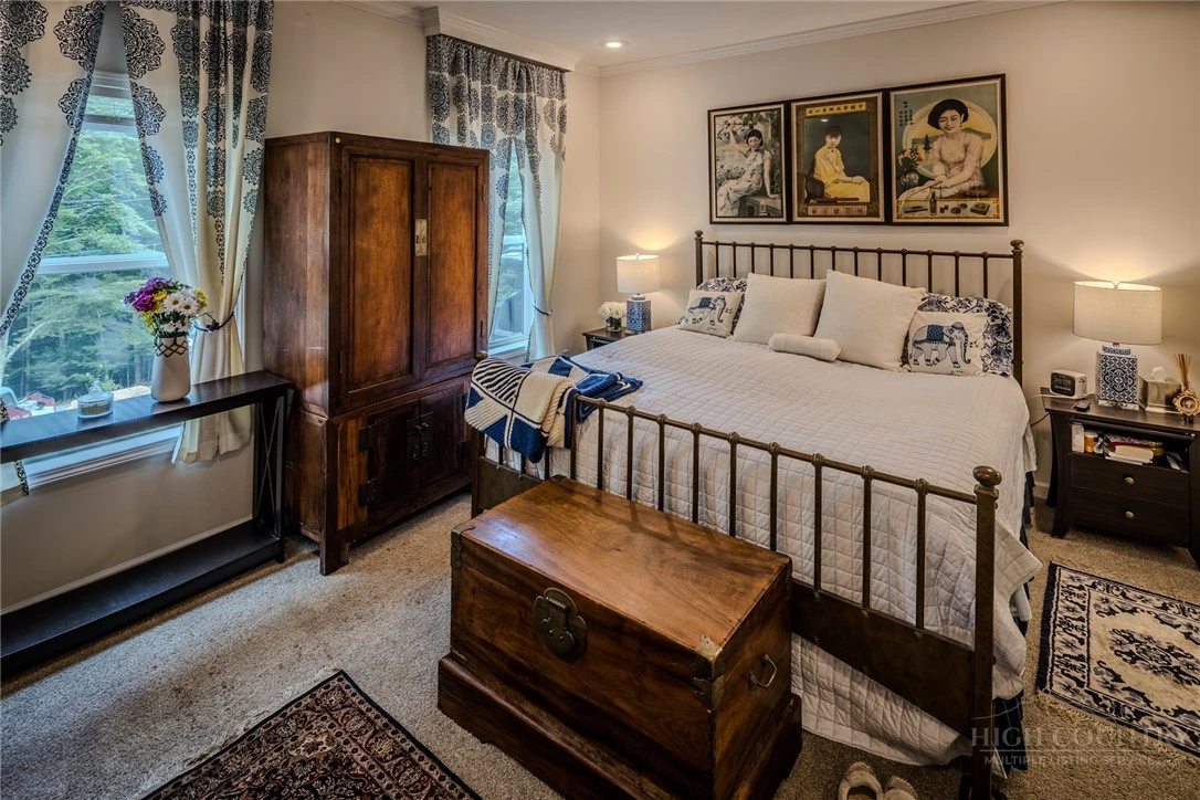 Image number 3 for the current listing