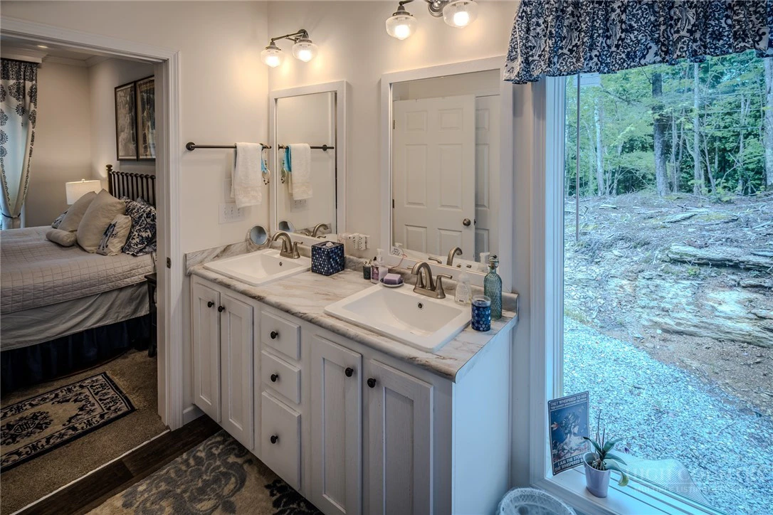 Image number 6 for the current listing