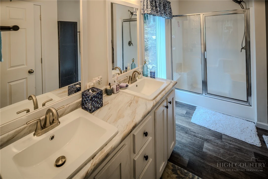 Image number 8 for the current listing