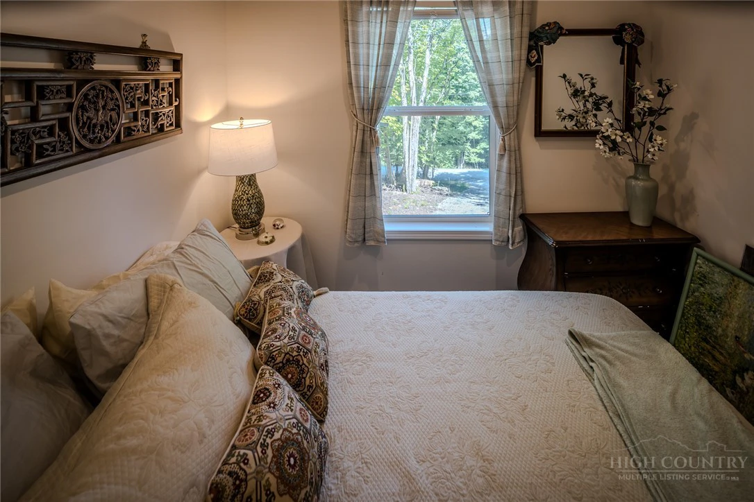 Image number 2 for the current listing