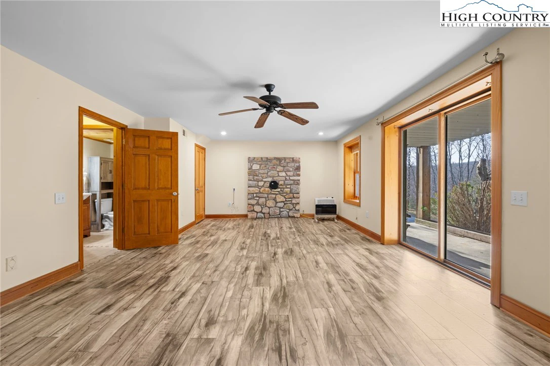 Image number 4 for the current listing