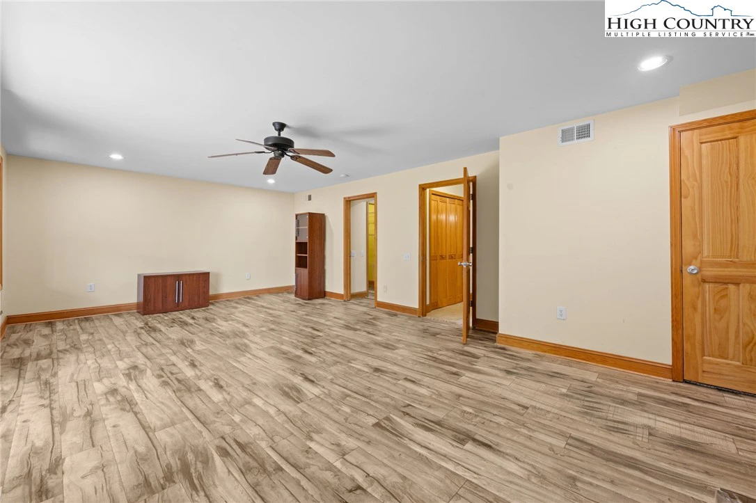 Image number 5 for the current listing