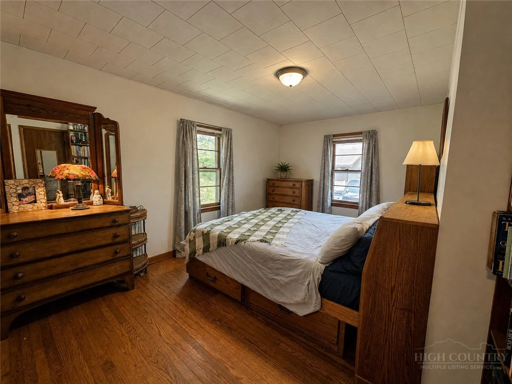 Image number 13 for the current listing