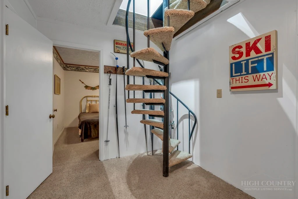 Image number 15 for the current listing