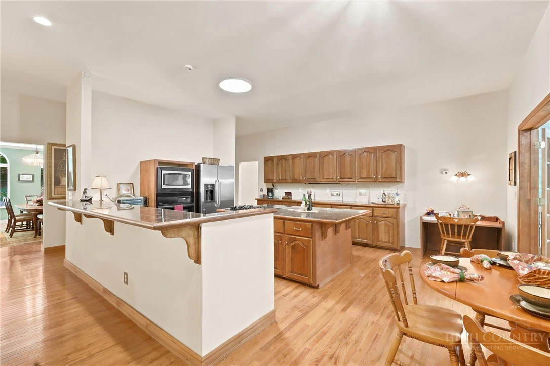 Image number 14 for the current listing