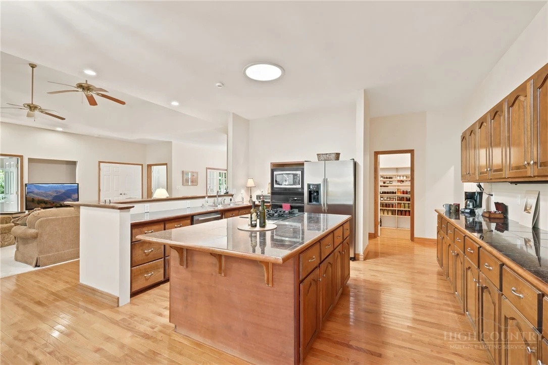 Image number 15 for the current listing