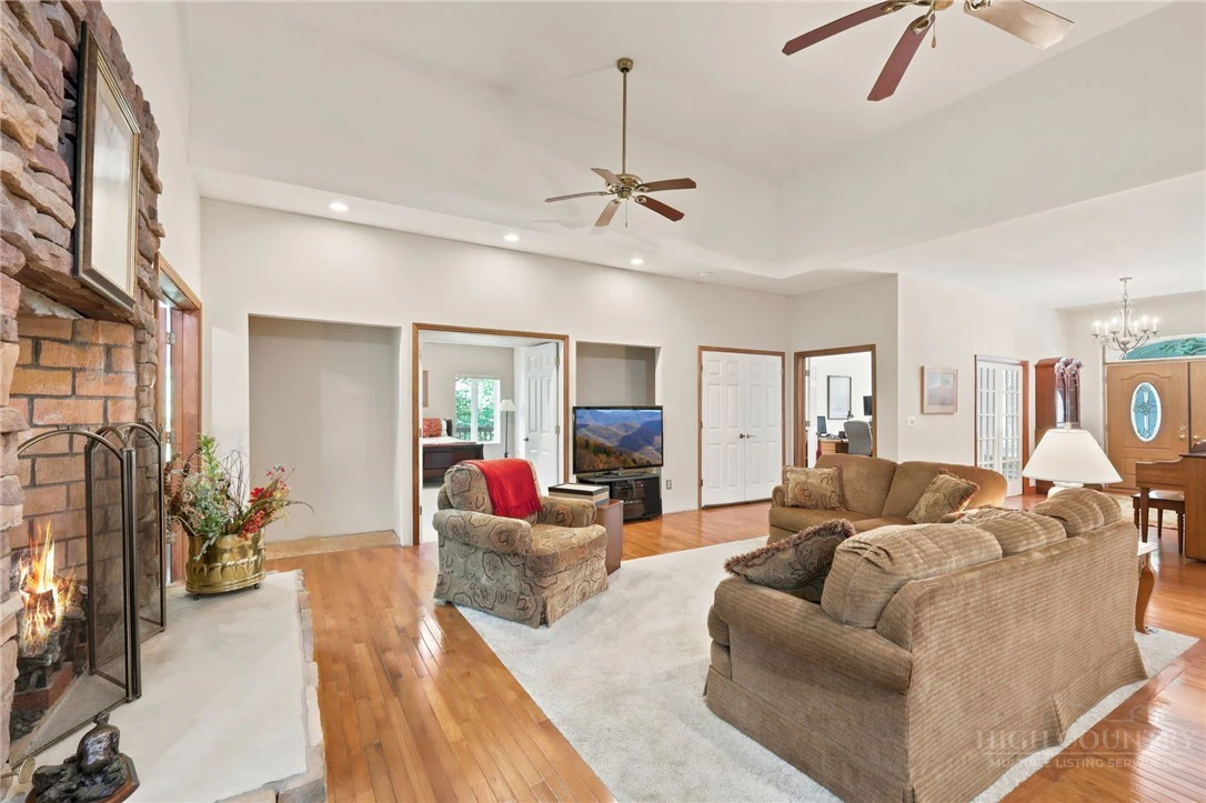Image number 19 for the current listing