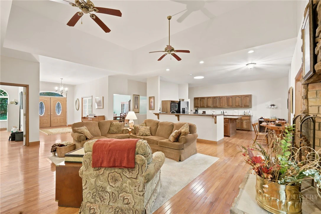 Image number 20 for the current listing