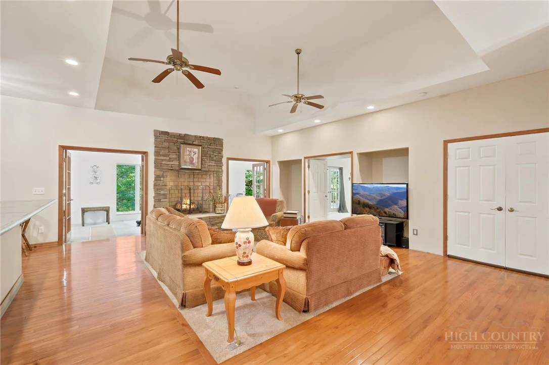 Image number 21 for the current listing