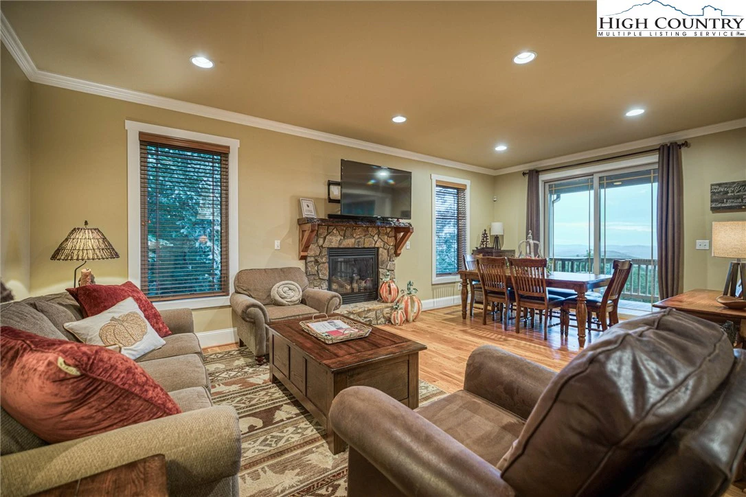 Image number 3 for the current listing