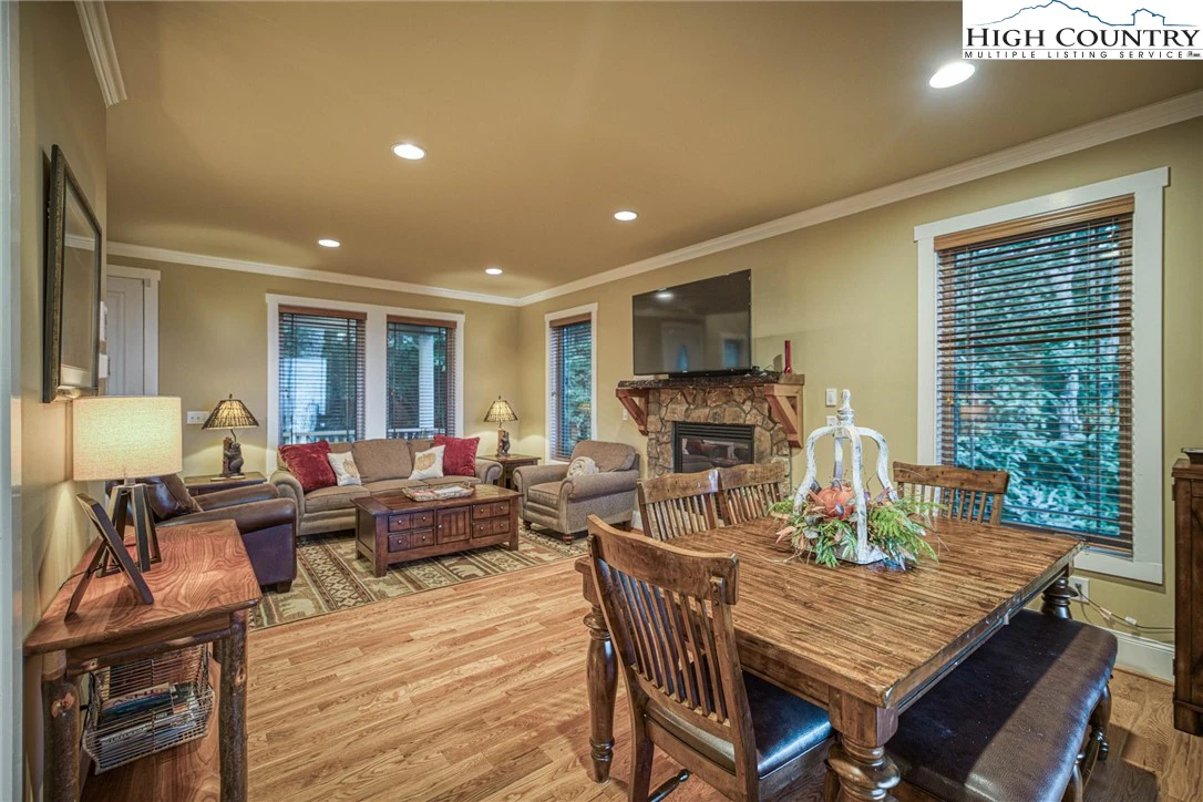 Image number 3 for the current listing