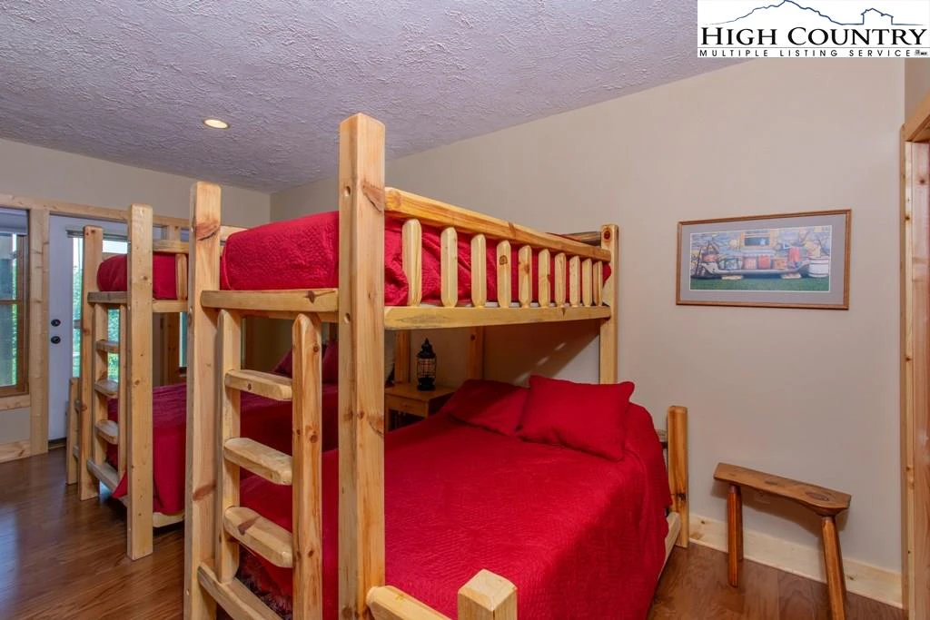 Image number 3 for the current listing