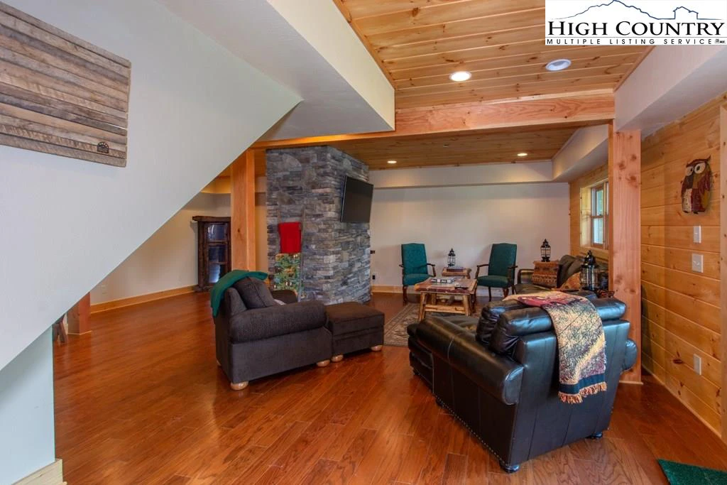 Image number 4 for the current listing