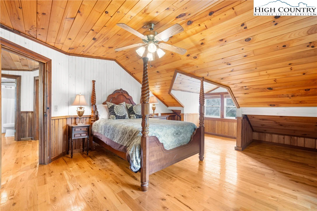 Image number 13 for the current listing