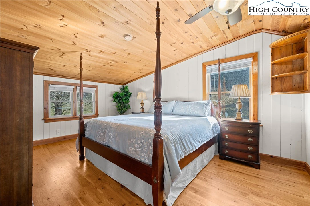 Image number 4 for the current listing
