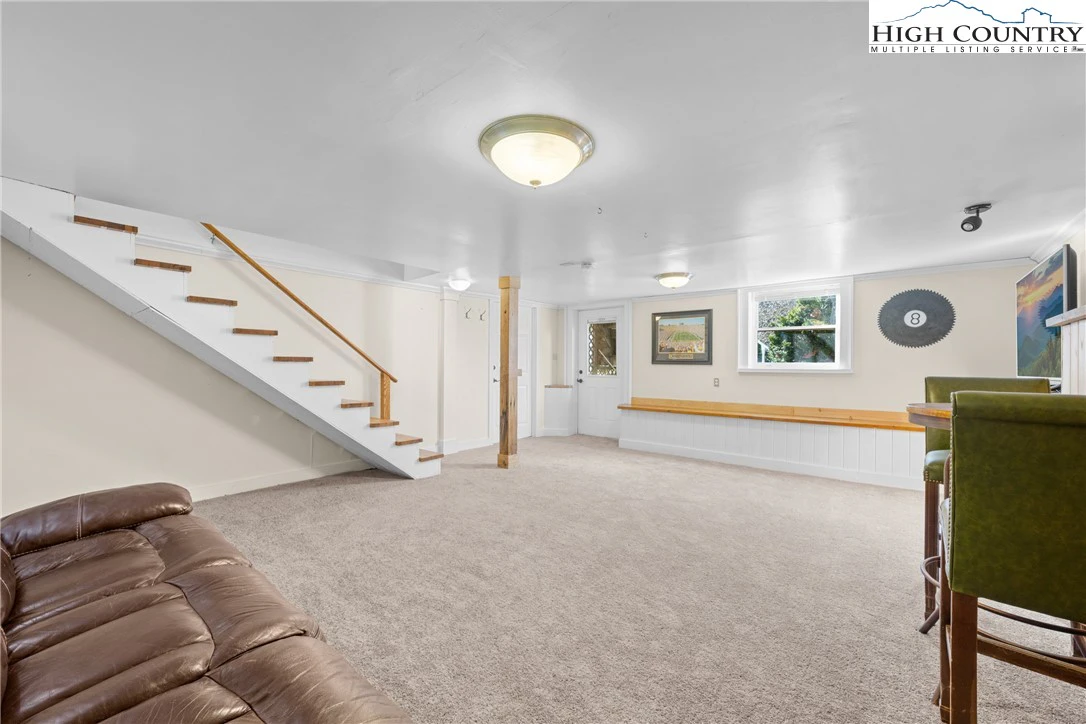 Image number 11 for the current listing