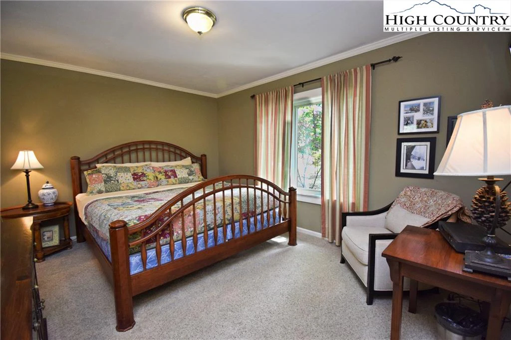 Image number 4 for the current listing