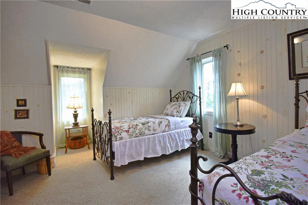 Image number 8 for the current listing