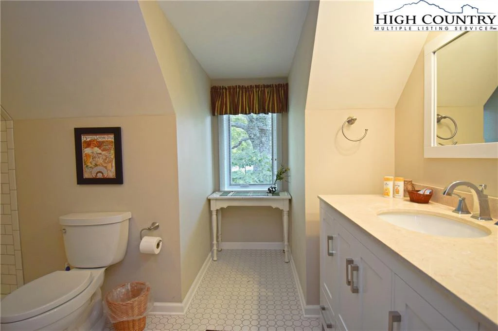 Image number 2 for the current listing