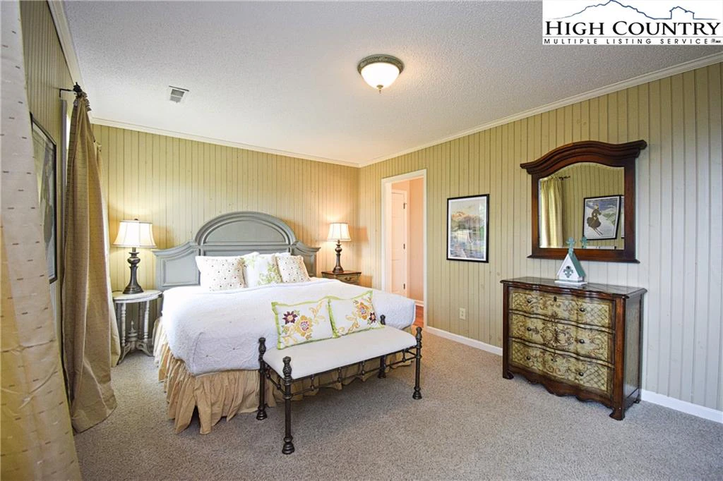 Image number 13 for the current listing