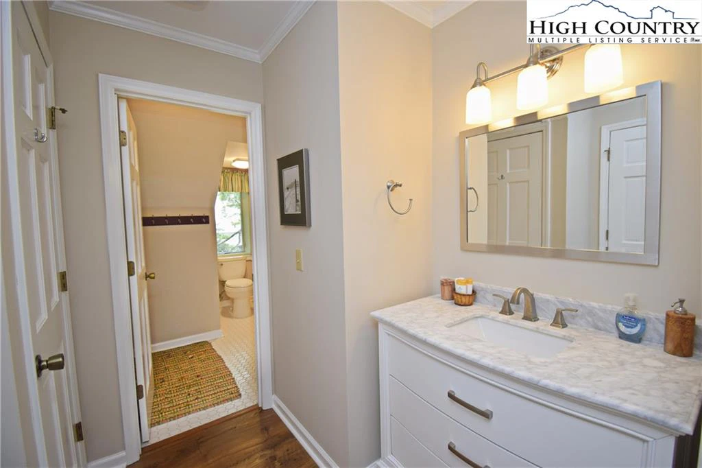 Image number 14 for the current listing