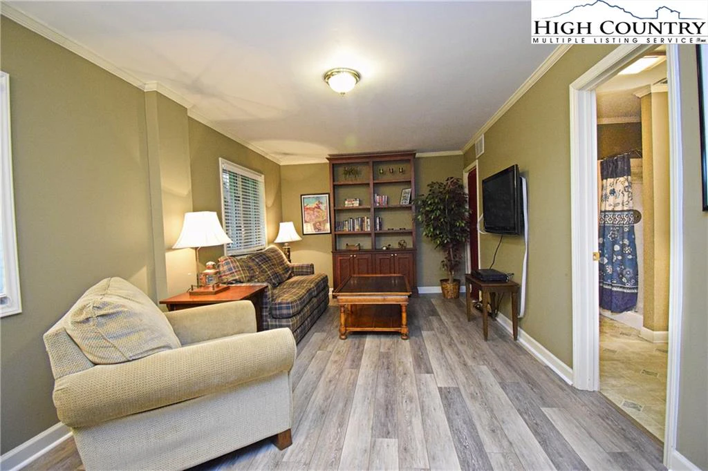 Image number 18 for the current listing