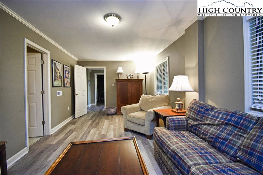 Image number 19 for the current listing