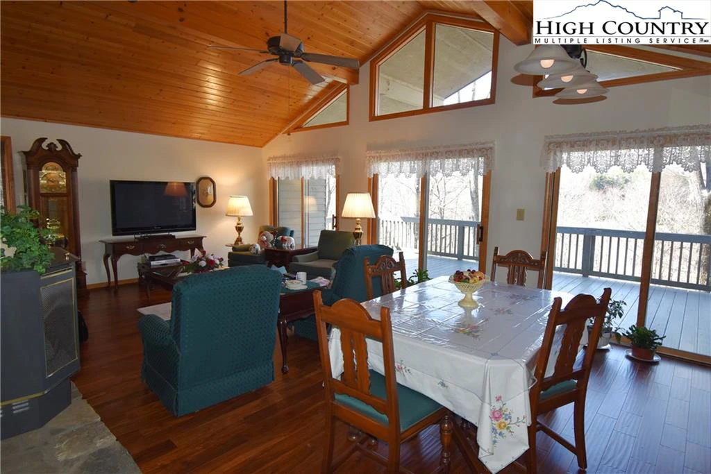 Image number 21 for the current listing