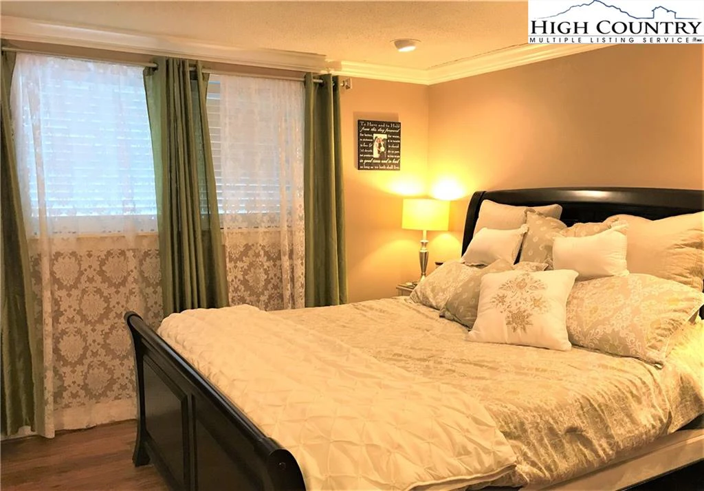 Image number 7 for the current listing