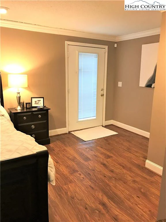 Image number 11 for the current listing