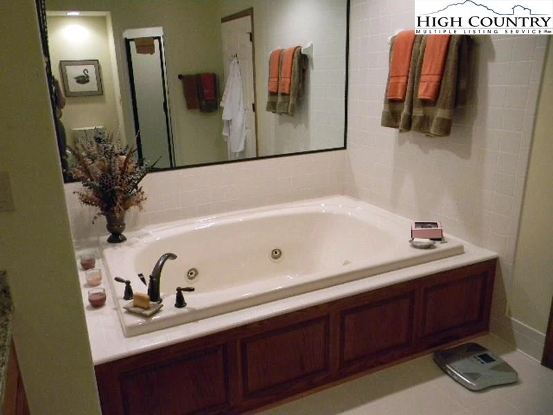 Image number 2 for the current listing