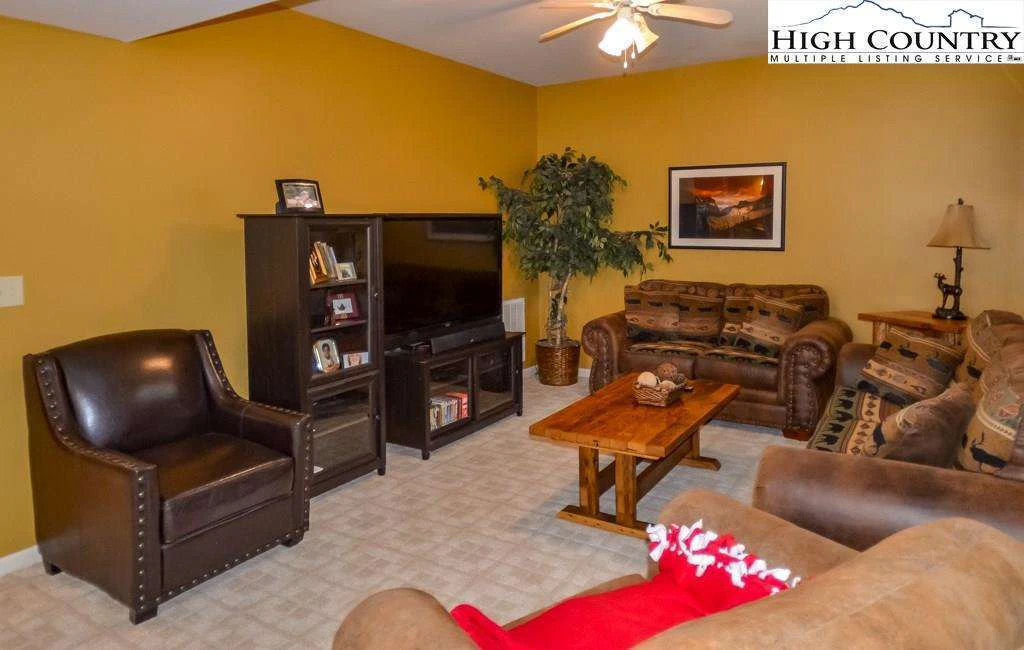 Image number 9 for the current listing
