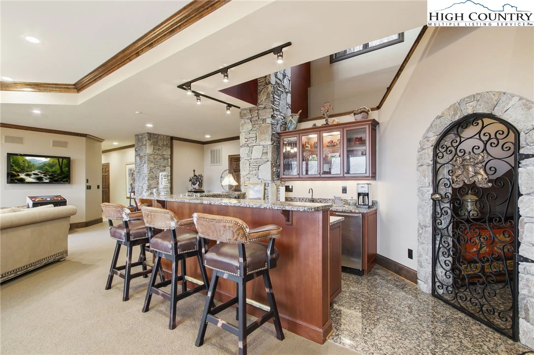 Image number 9 for the current listing