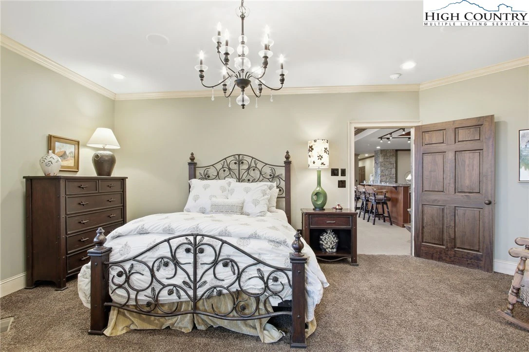 Image number 13 for the current listing