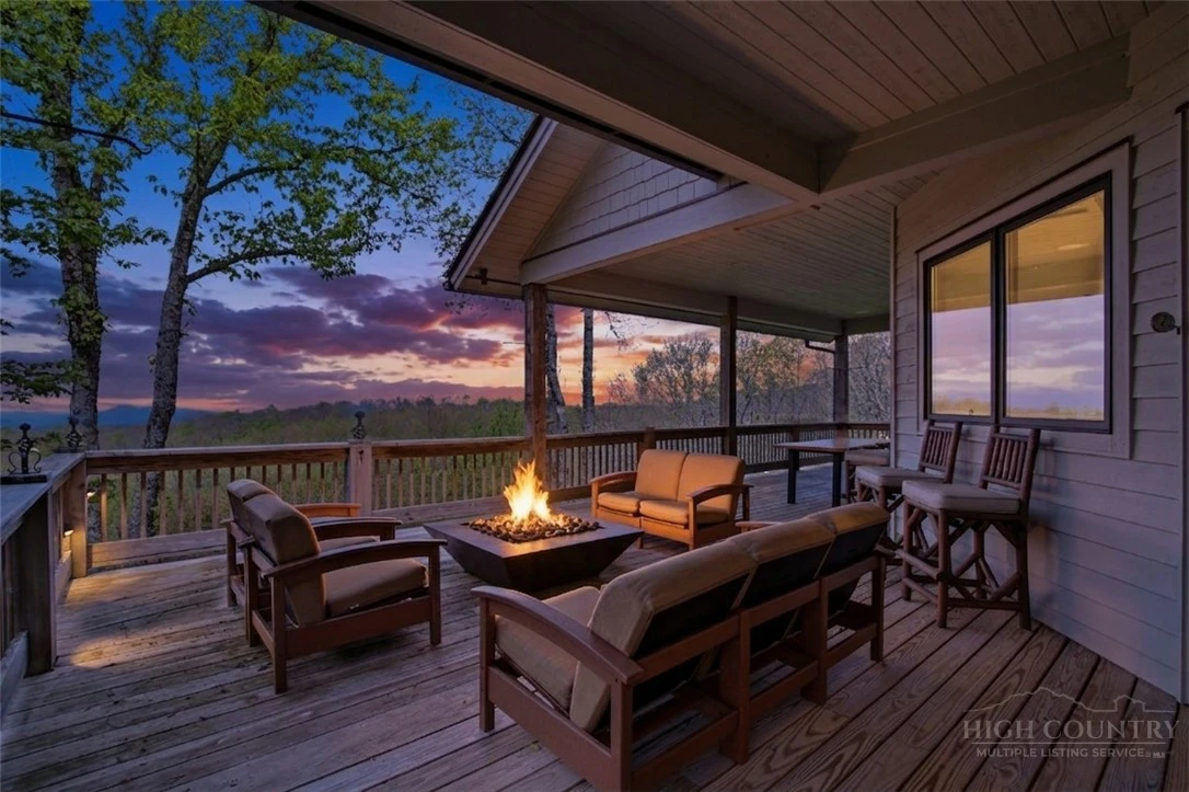 Image number 17 for the current listing