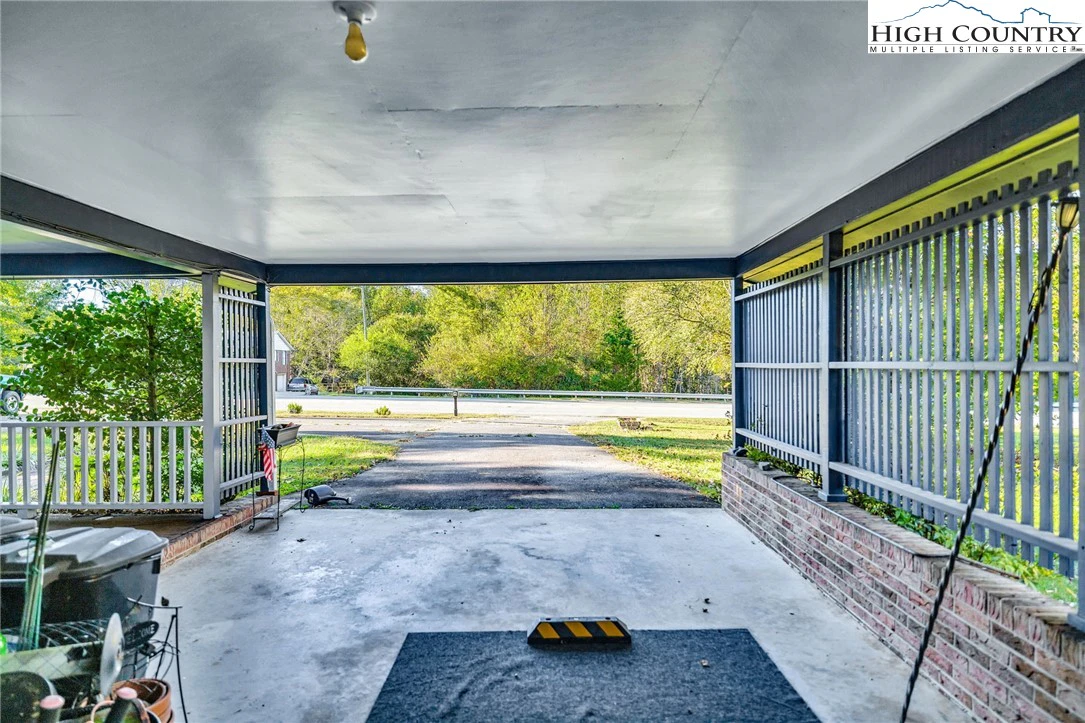 Image number 9 for the current listing