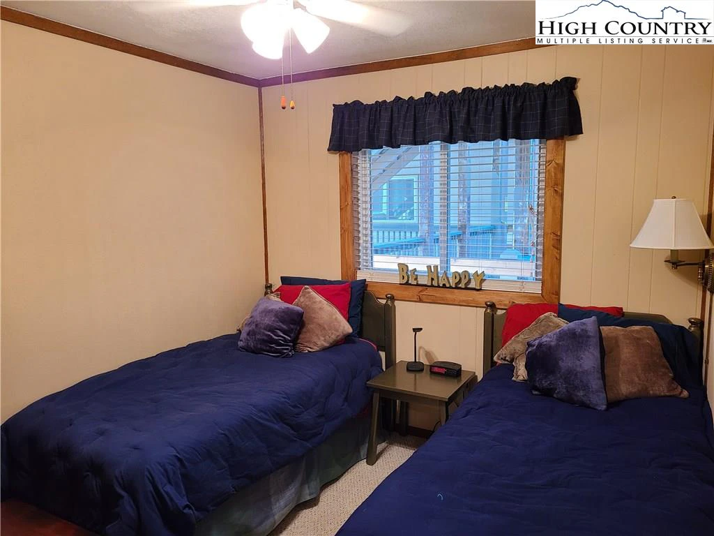 Image number 17 for the current listing