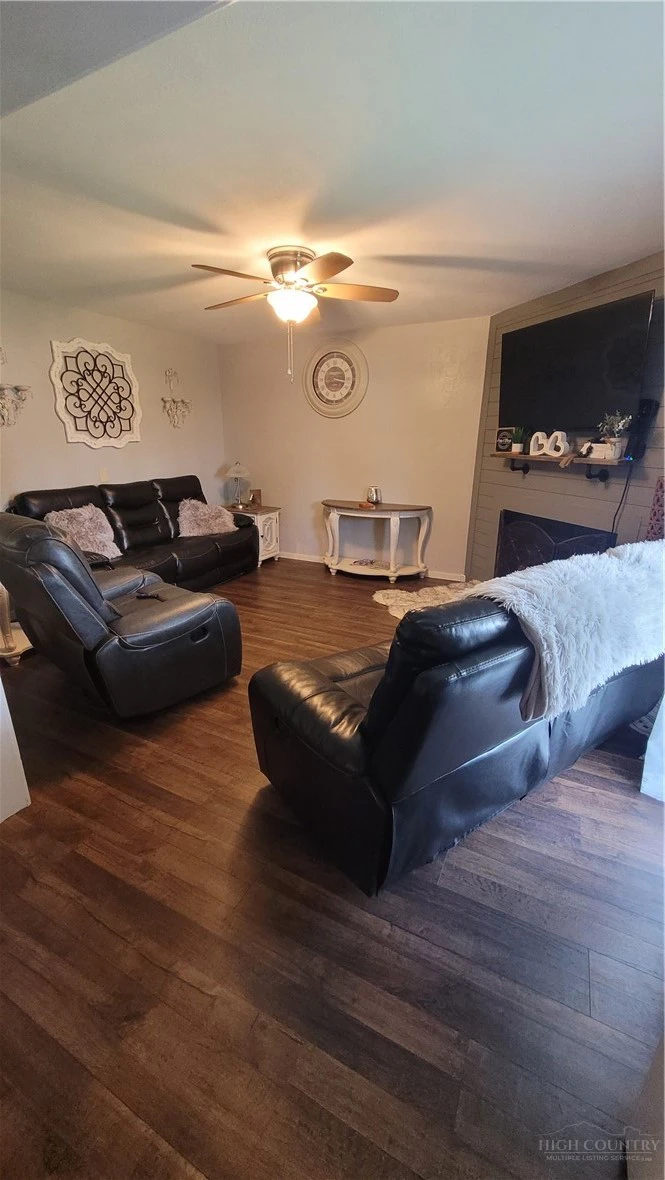 Image number 4 for the current listing